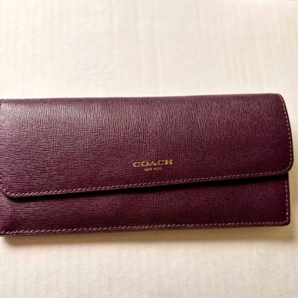 Coach envelope ladies wallet in purple saffiano leather. Lots of space!! UEC